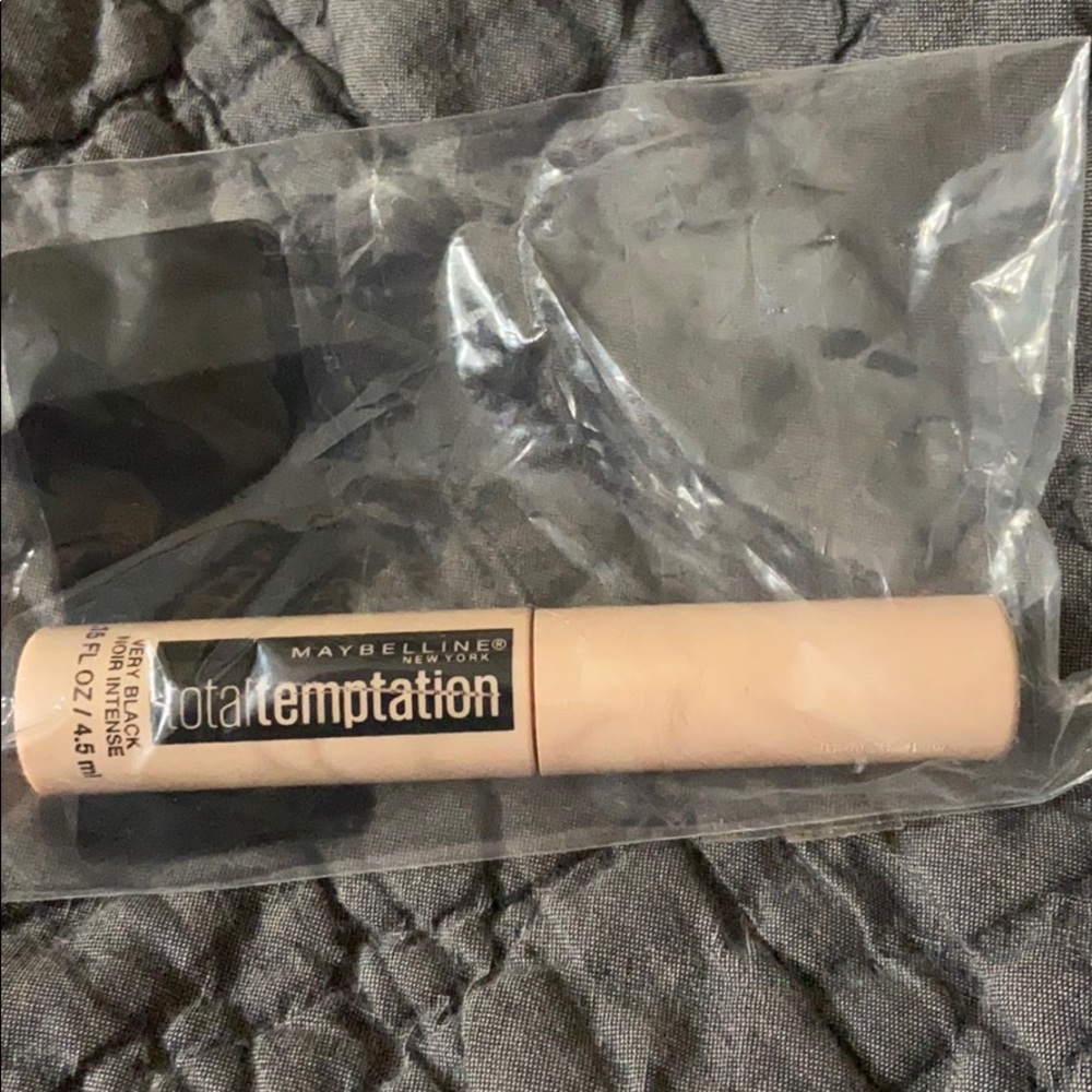 Black mascara that’s travel size!!!